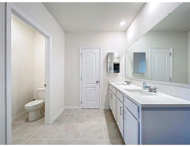 Building Photo - 2553 Shamrock St