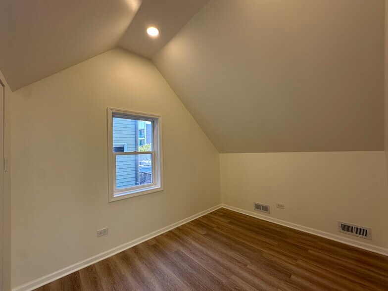 Building Photo - 2037 N Damen Ave