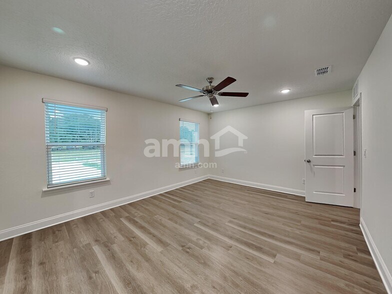 Building Photo - 11655 Hillside Dr