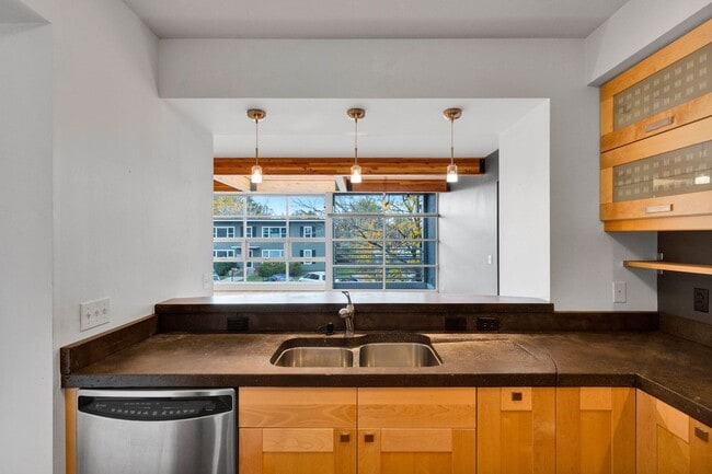 Building Photo - Modern 2 Bed / 2.5 Bath Condo with Office ...