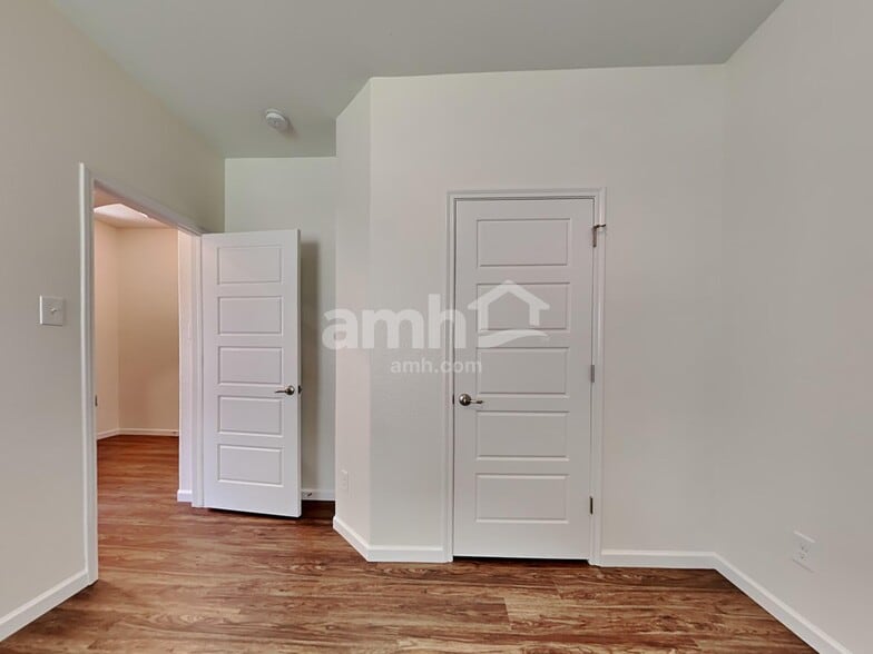 Building Photo - 463 Silverstone Dr