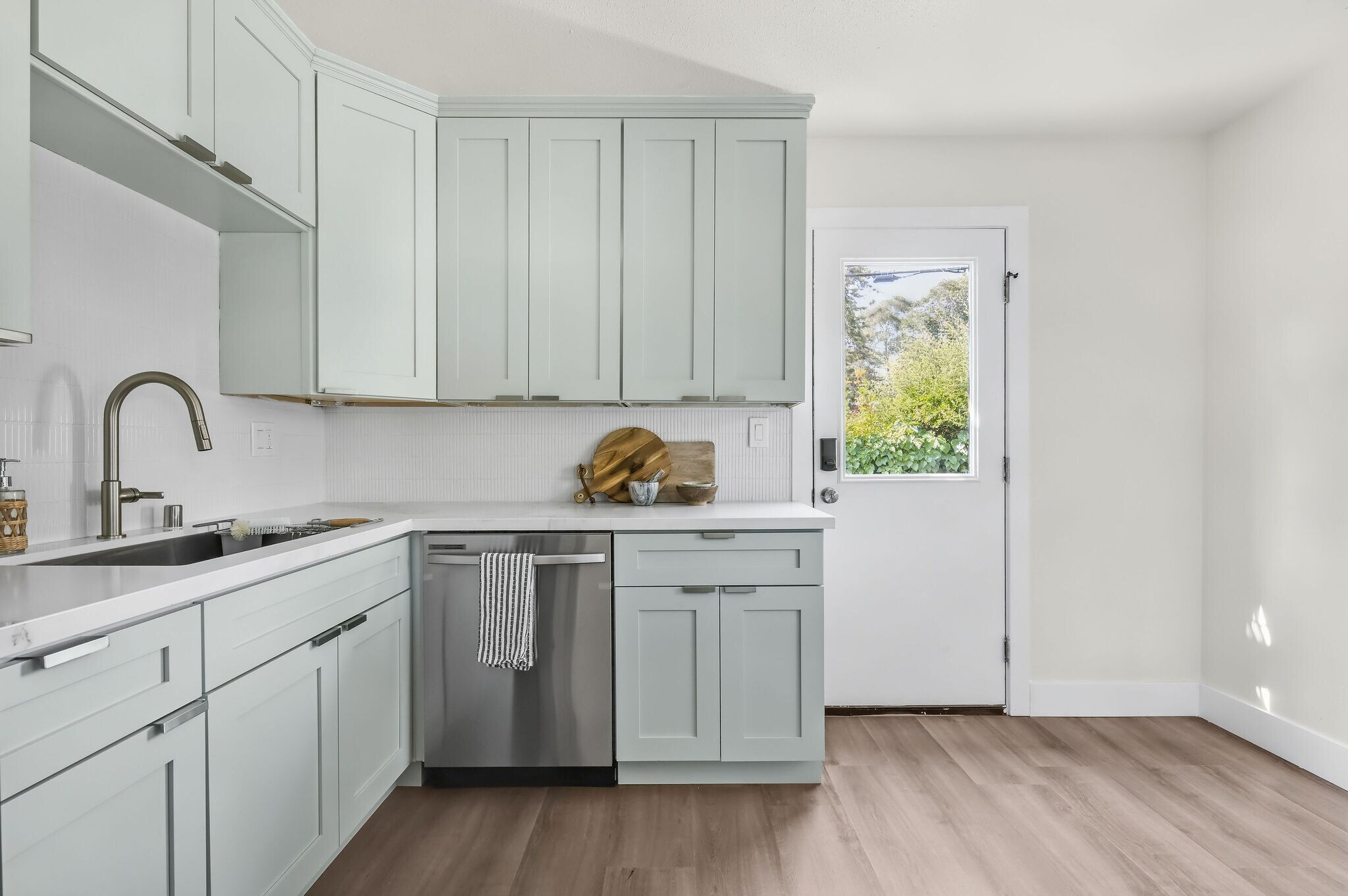 brand new designer kitchen - 9213 Earl St
