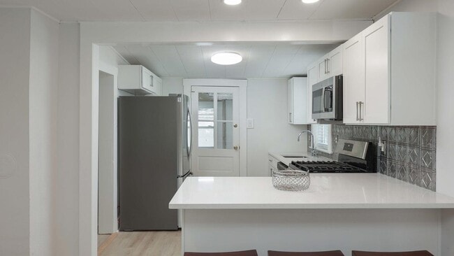 Building Photo - 1233 Oakwood Rd