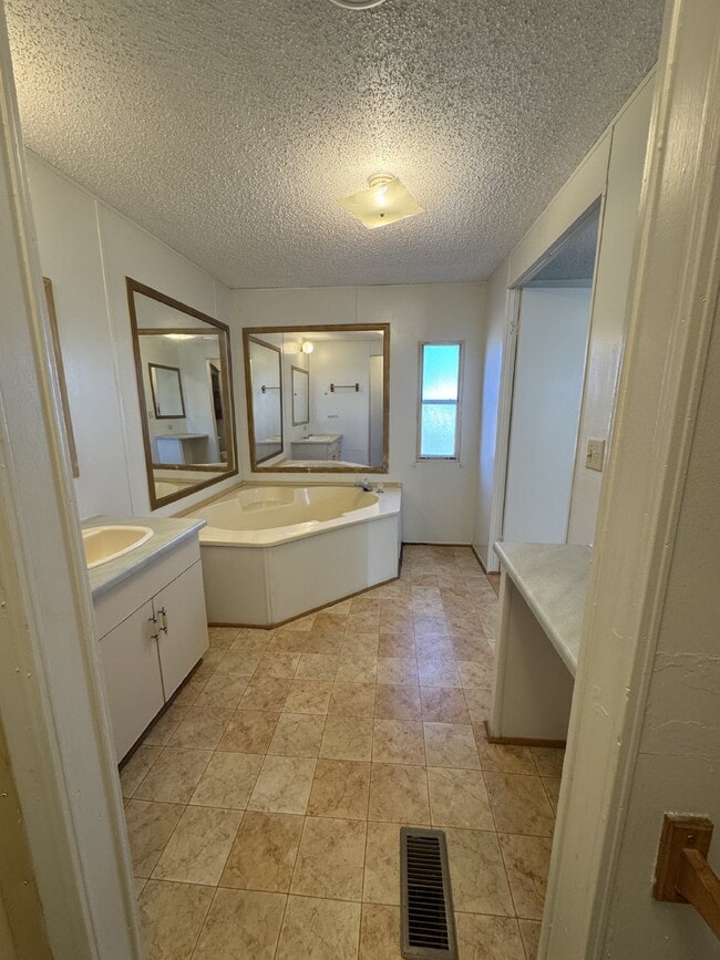 Building Photo - "Charming 2-Bed, 2-Bath in Hendersonville.