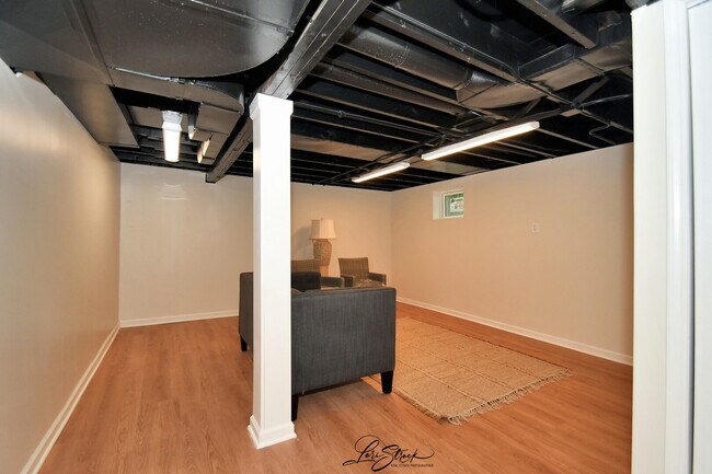 Building Photo - 635 E Prairie Ave