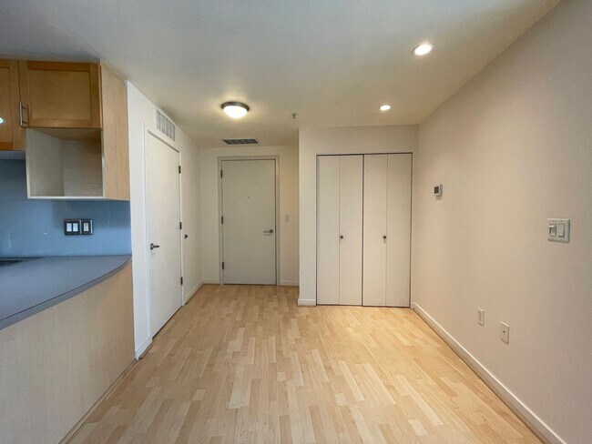 Building Photo - Fantastic Condo in NW Portland with Washer...