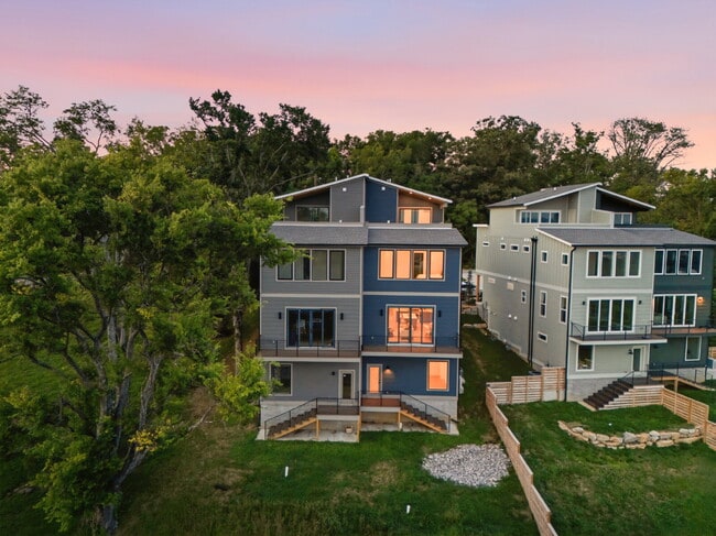 Building Photo - "Spacious 4-Bed, 4.5 bath, AMAZING views, fenced in yard
