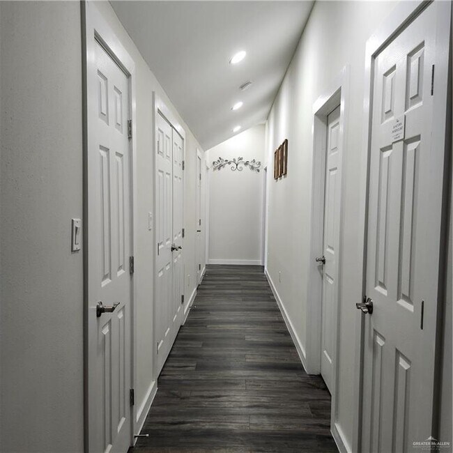 Building Photo - 2914 Chateau St