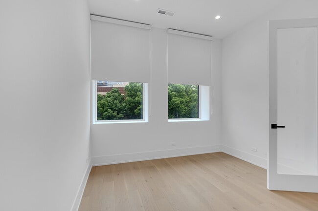 Building Photo - 505 W Elm St
