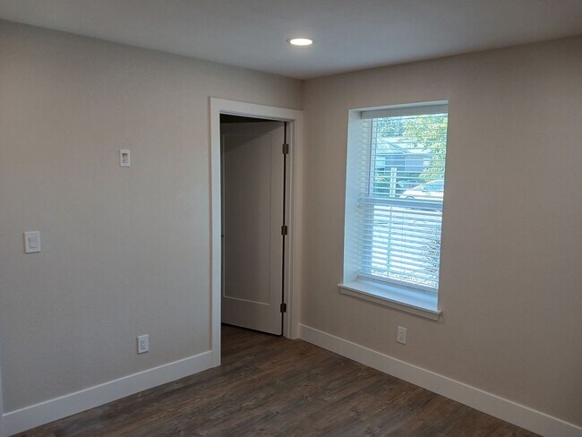 Building Photo - 2 Bedroom Available July 1st Located in Central Davis