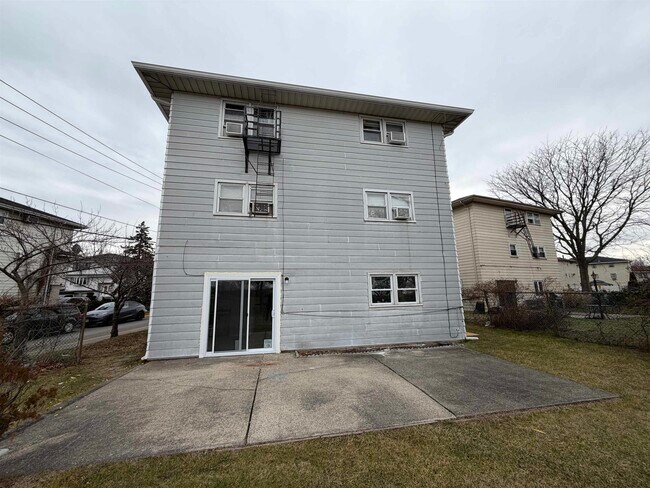 Building Photo - 14 Acorn Rd