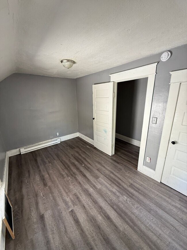 Building Photo - Large 4 bedroom Home