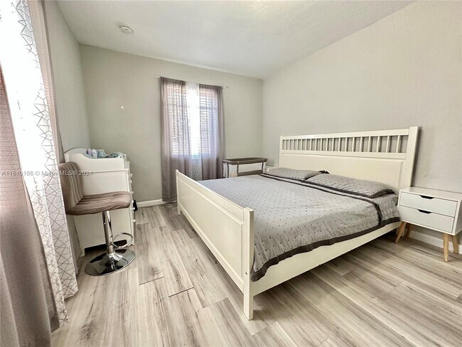 Building Photo - 1914 Dewey St