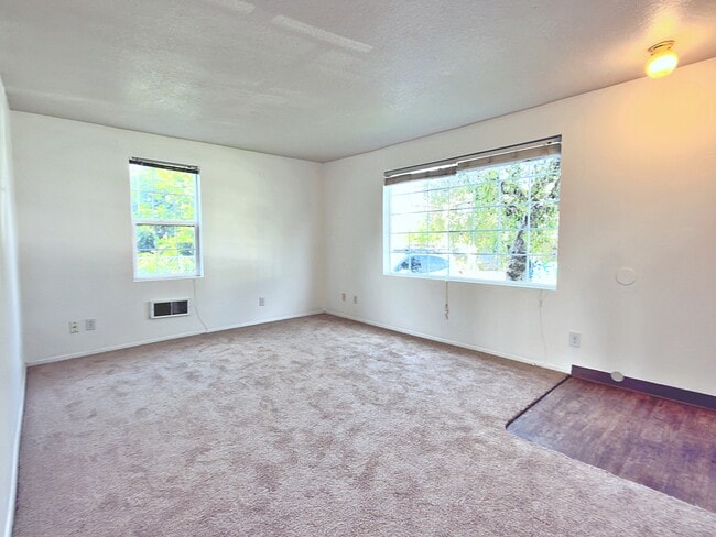 Building Photo - 905 NE 94th Ave
