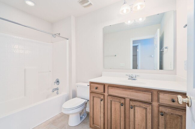 Building Photo - Elegant Two-Story Home in Tanner Plantation!
