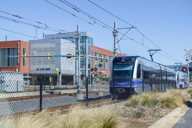 Building Photo - 6010 Jasmine Ln