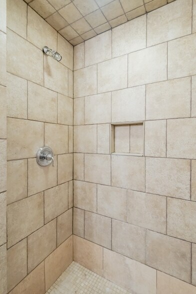 Shower - 424 Howle Ave