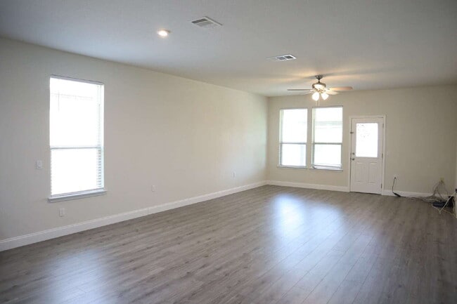 Building Photo - "Charming 3-Bed, 2-Bath Oasis in Austin!!