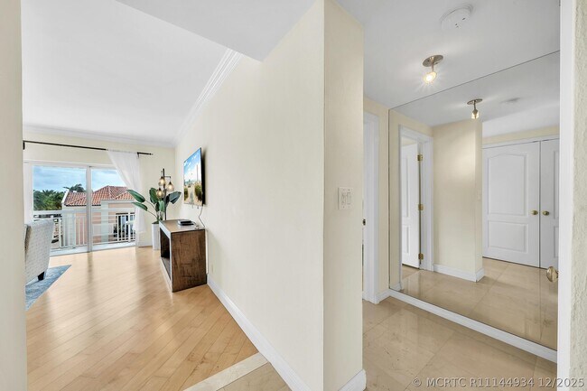 Building Photo - 250 Bradley Pl