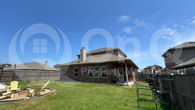 Building Photo - 400 Plum Ct