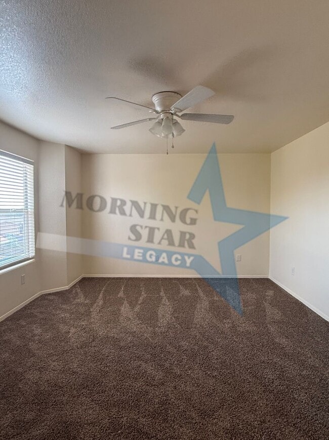 Building Photo - Inviting 3 bedroom 2.5 bath waiting to be ...