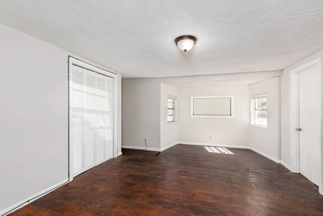 Building Photo - 4 Bedroom, 2 Bathroom in Adamsville