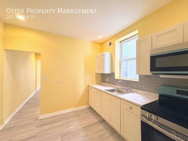 Building Photo - 207 N 60th St