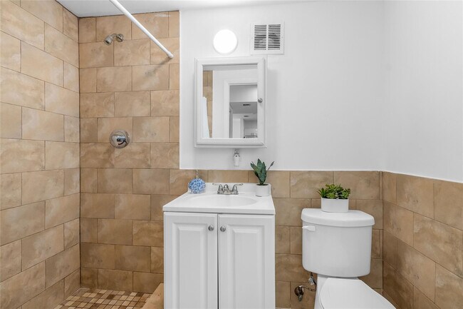 Building Photo - 343 Van Buren St