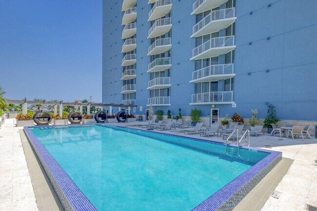 Building Photo - 1551 N Flagler Dr