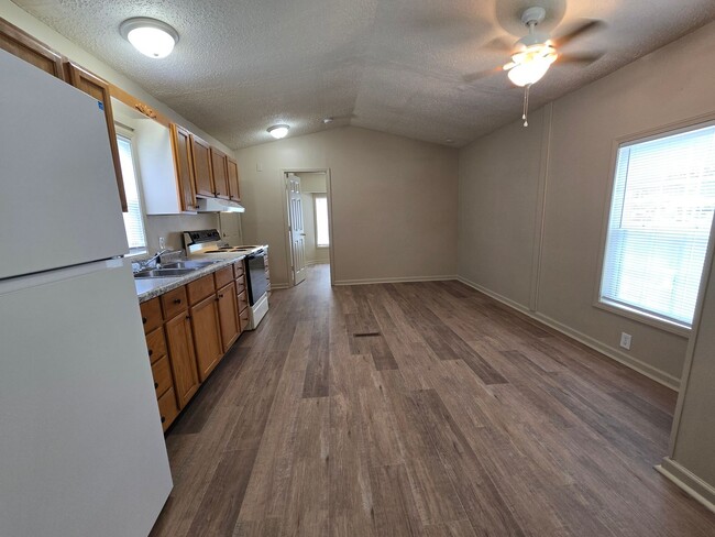 Building Photo - Charming 2 Bed, 1 Bath Home on Secluded De...
