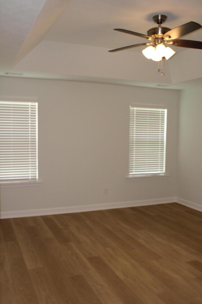 Building Photo - 921 Holbrook Dr
