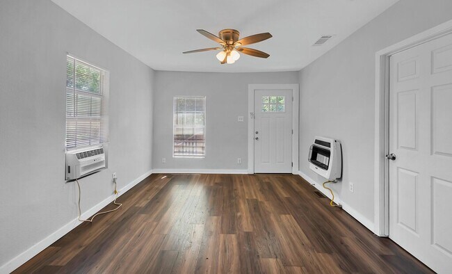 Building Photo - Updated 2 Bedroom Rental with Large Backyard