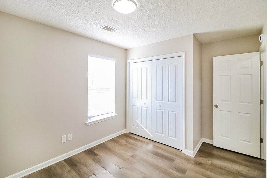 Building Photo - 608 Fieldcrest Dr