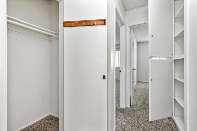 Building Photo - Move-in Ready Condo!