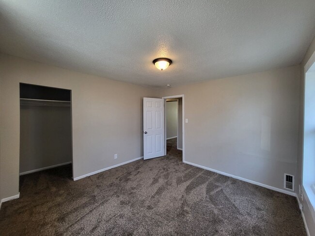 Building Photo - 3 Bedroom, 1 Bathroom Duplex with quick ac...