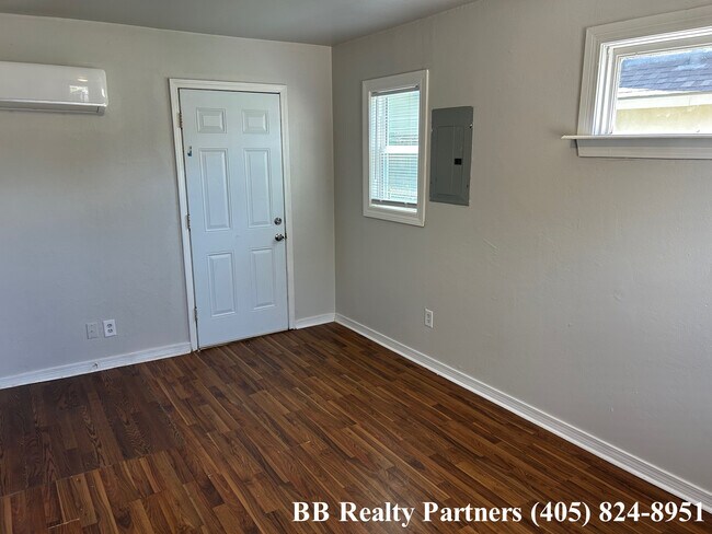 Building Photo - 1404 S Knoxville Ave