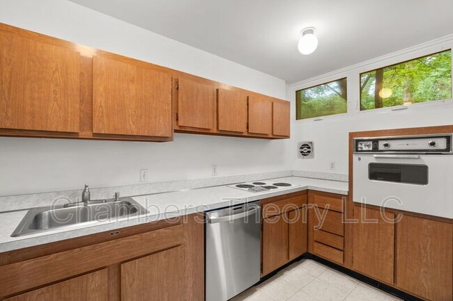 Building Photo - 11593 Maple Ridge Rd