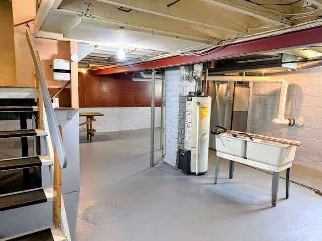 Building Photo - Two bedroom one bathroom home for rent