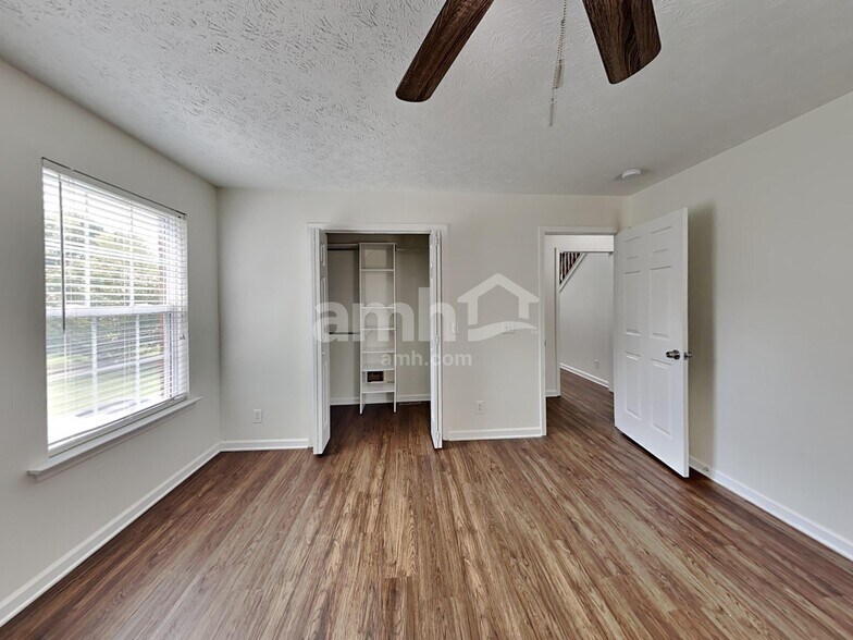 Building Photo - 204 Creekwood Dr