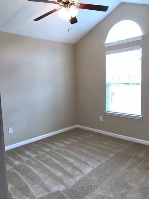 Building Photo - Move In Ready! 3 Bedrooms, 2 Baths & garage!