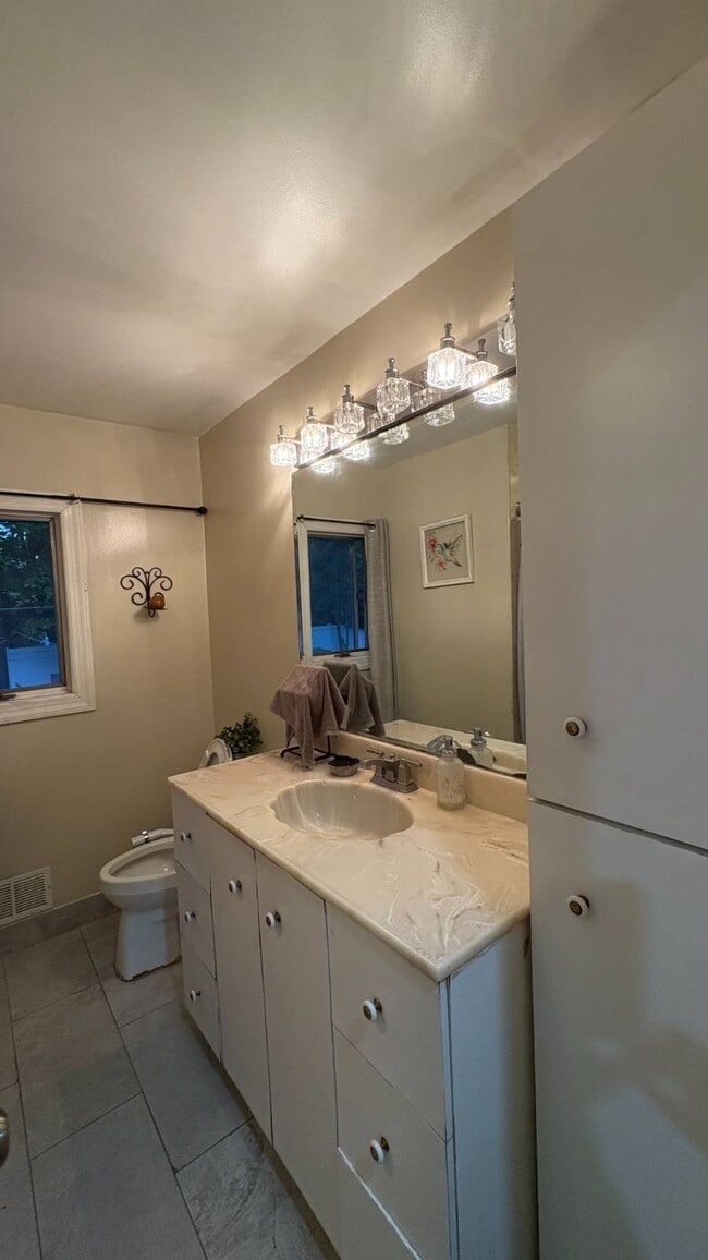 Building Photo - 8 Howard St