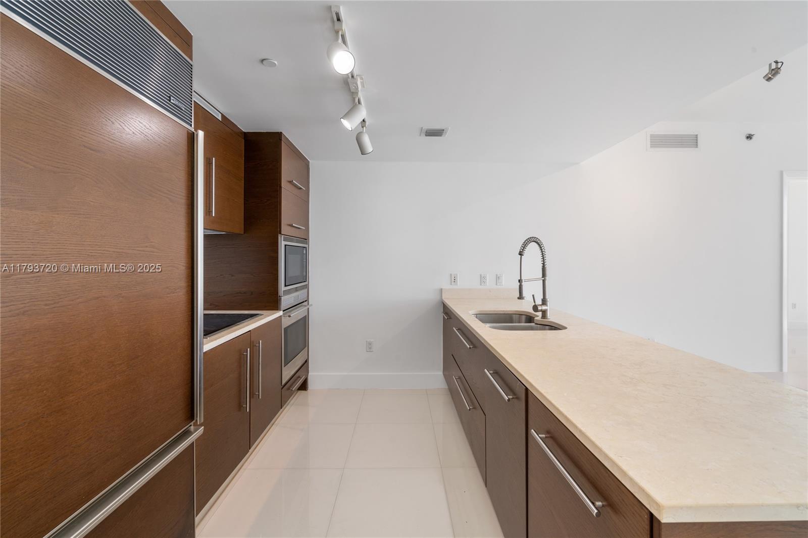 Building Photo - 475 Brickell Ave
