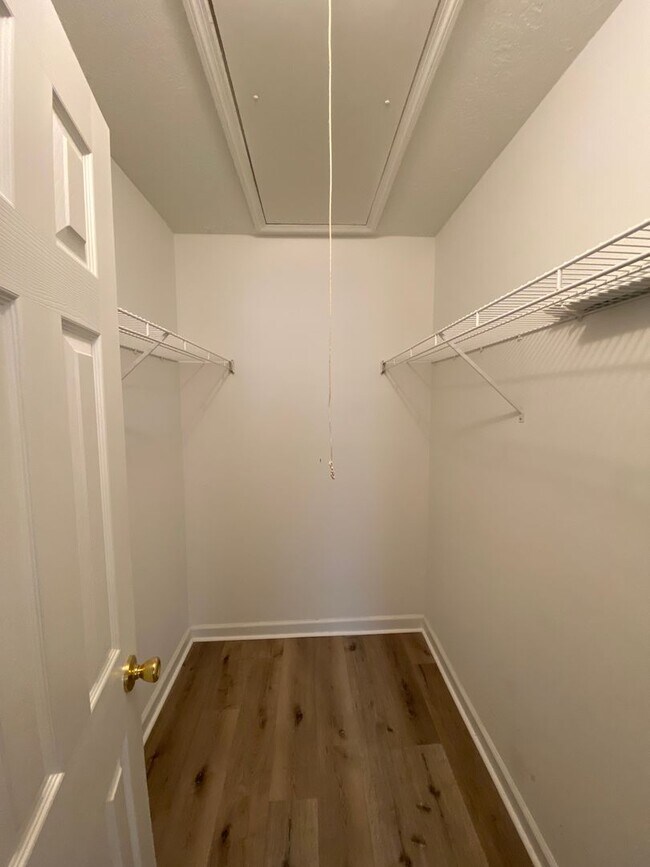 Building Photo - 2 Bedroom, 2 Bath End Unit Townhome in Bro...