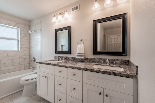 Building Photo - 2121 Fountain View Dr