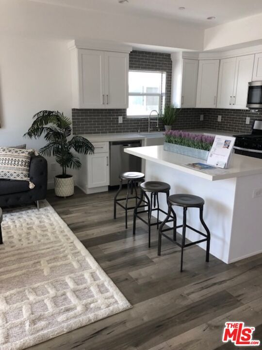 Building Photo - 3946 S Budlong Ave