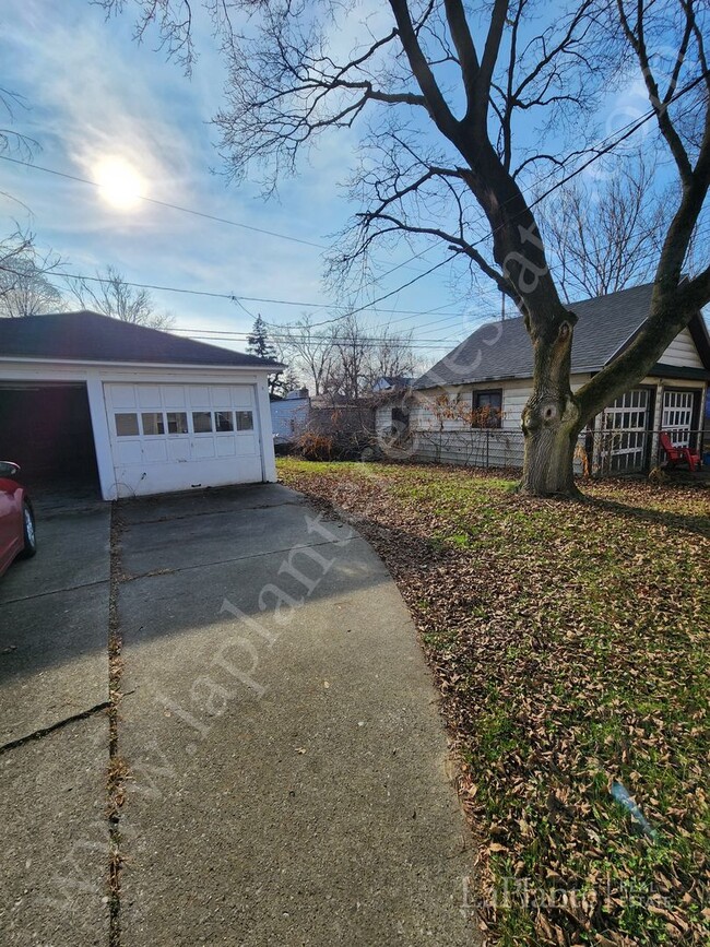 Building Photo - 2329 Berdan Avenue