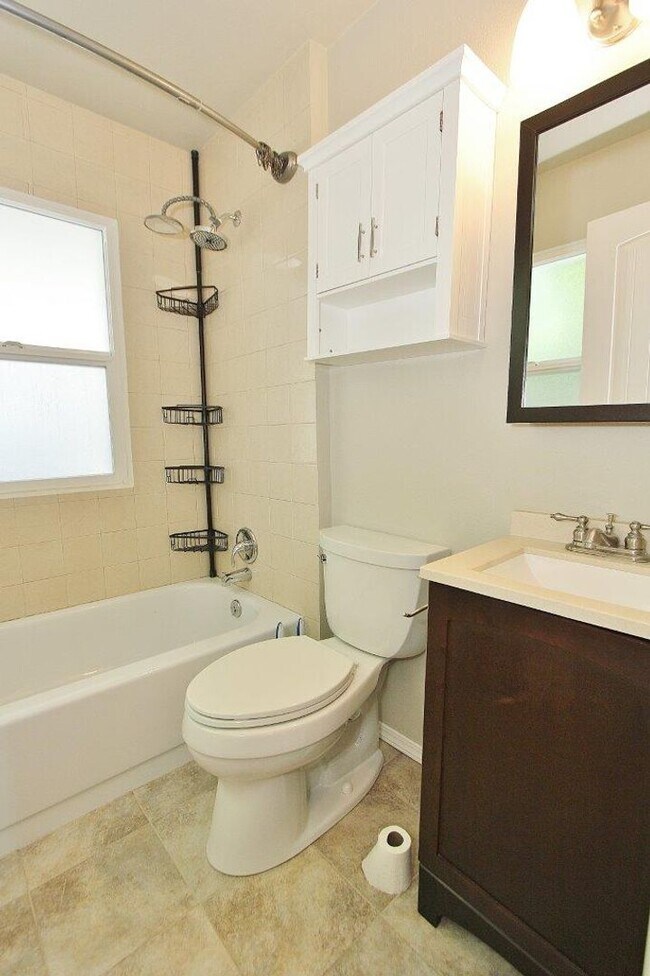 Building Photo - Charming Single-Level Home on the Bench