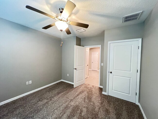 Building Photo - Spacious 4-Bedroom Smart Home in Belleview | No HOA Application Required - PROMO!! NO LEASE ADMIN...