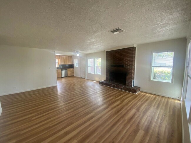 Building Photo - 310 Gregory Dr