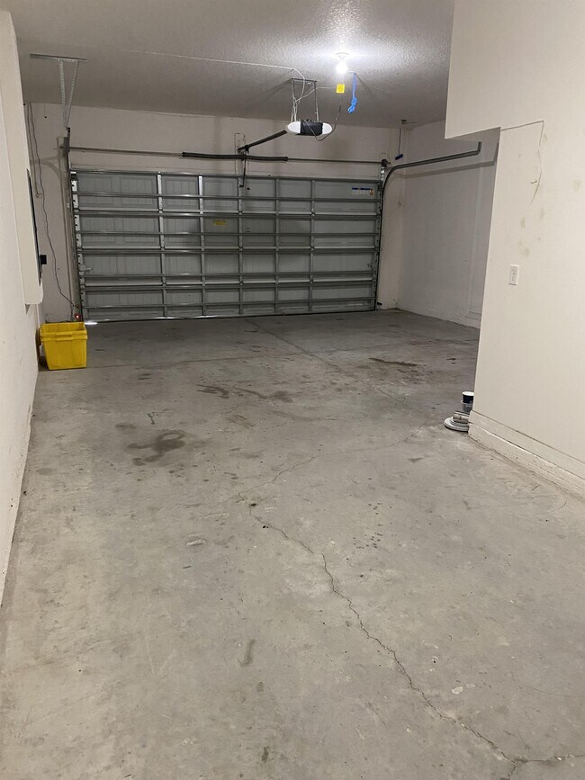 Building Photo - 610 Silverthorn Pl